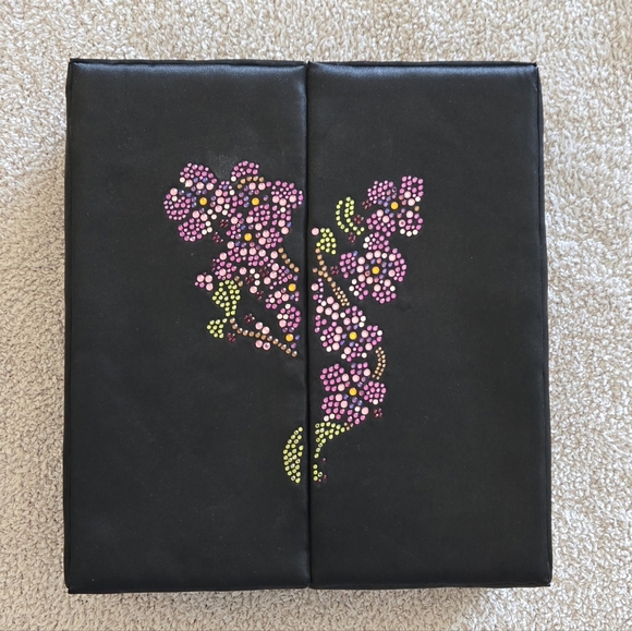 Victoria's Secret Swarovski Bra and V-string Panty - Picture 4 of 8